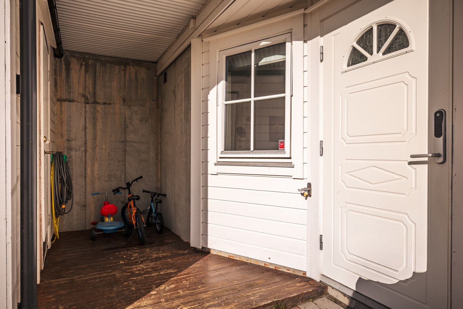 Ved inngangsdøren er det adkomst til sportsbod og en overbygget "krok" hvor man kan oppbevare ved, barnevogn eller annet. Galleribilde