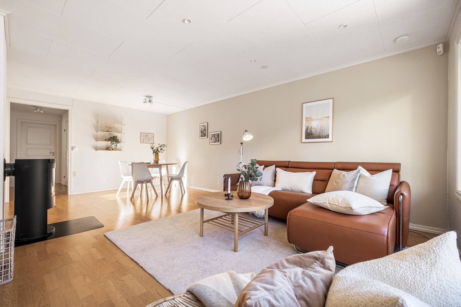 Det er god plass til både sofa og spisebord. Galleribilde