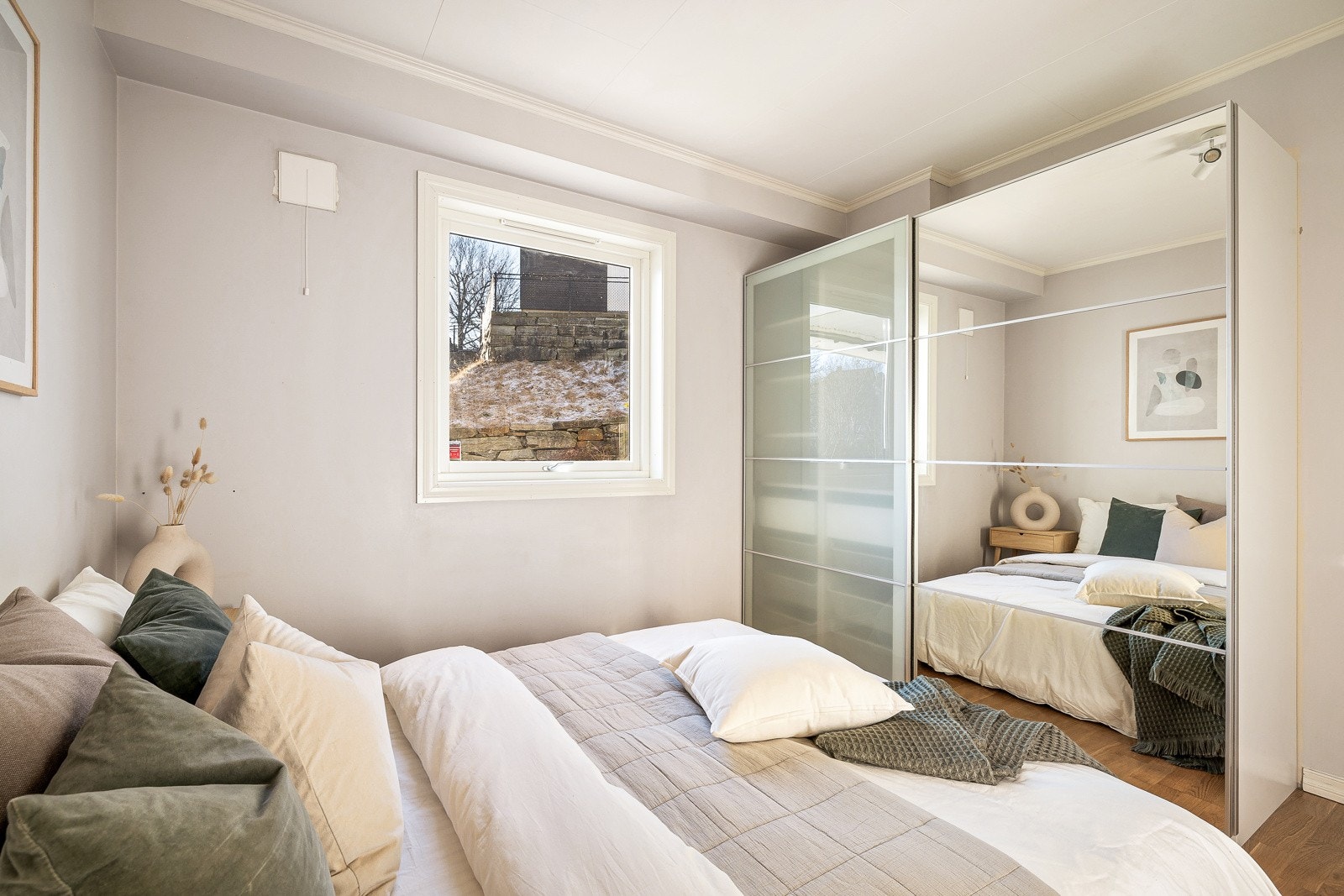 Stor garderobe som medfølger i handelen. Galleribilde