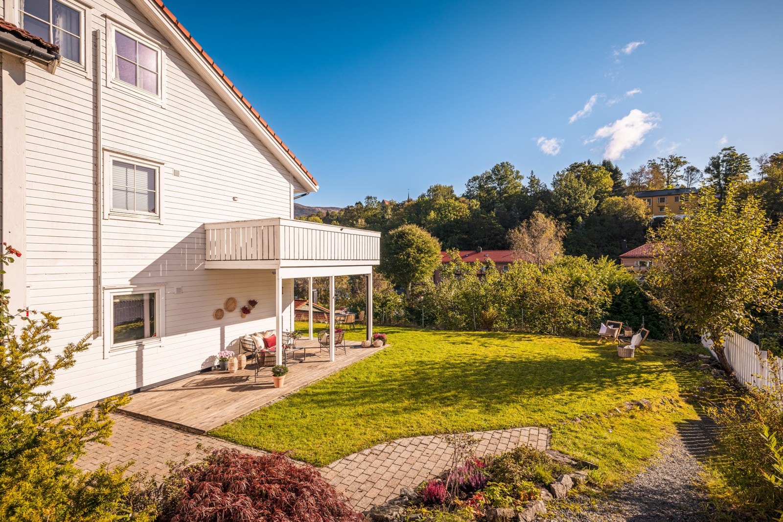 Hagen er pent opparbeidet og enkel å vedlikeholde. Her er det mye potensiale for de med interesse for hage. Galleribilde