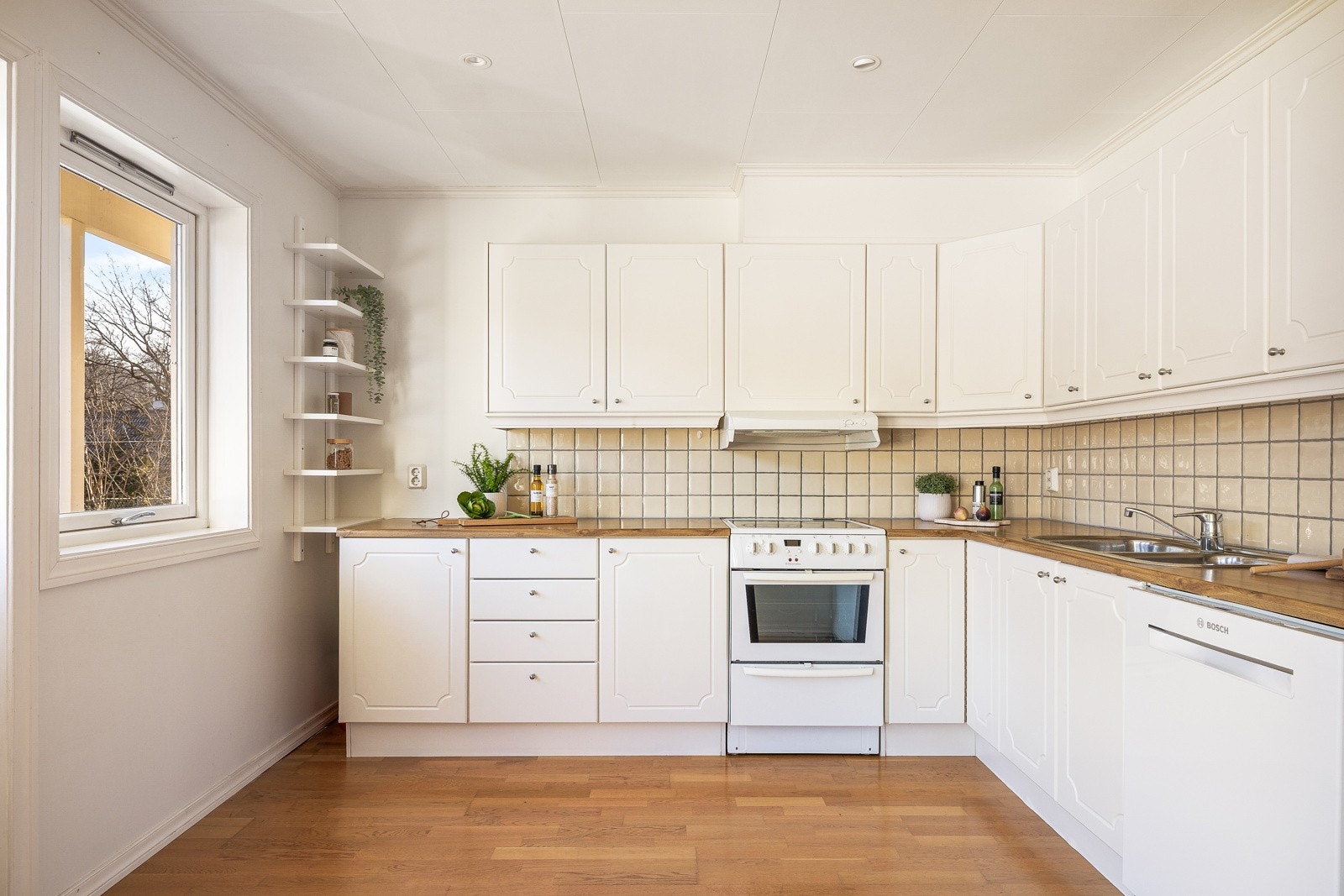 Kjøkkenet er enkelt, med et tidløst uttrykk og har en god utforming. Galleribilde