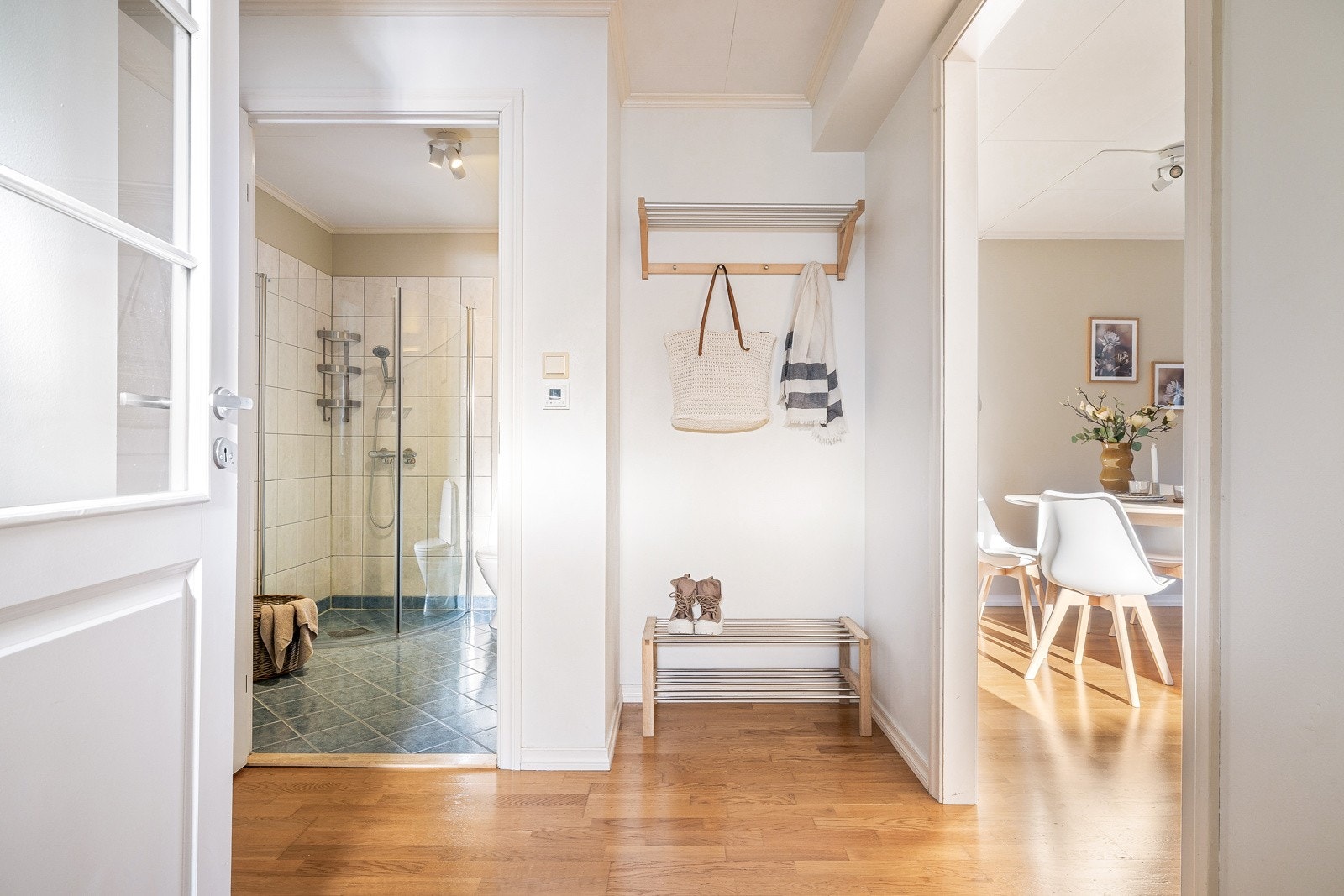 Det er ellers nisje for yttertøy i gangen. Galleribilde