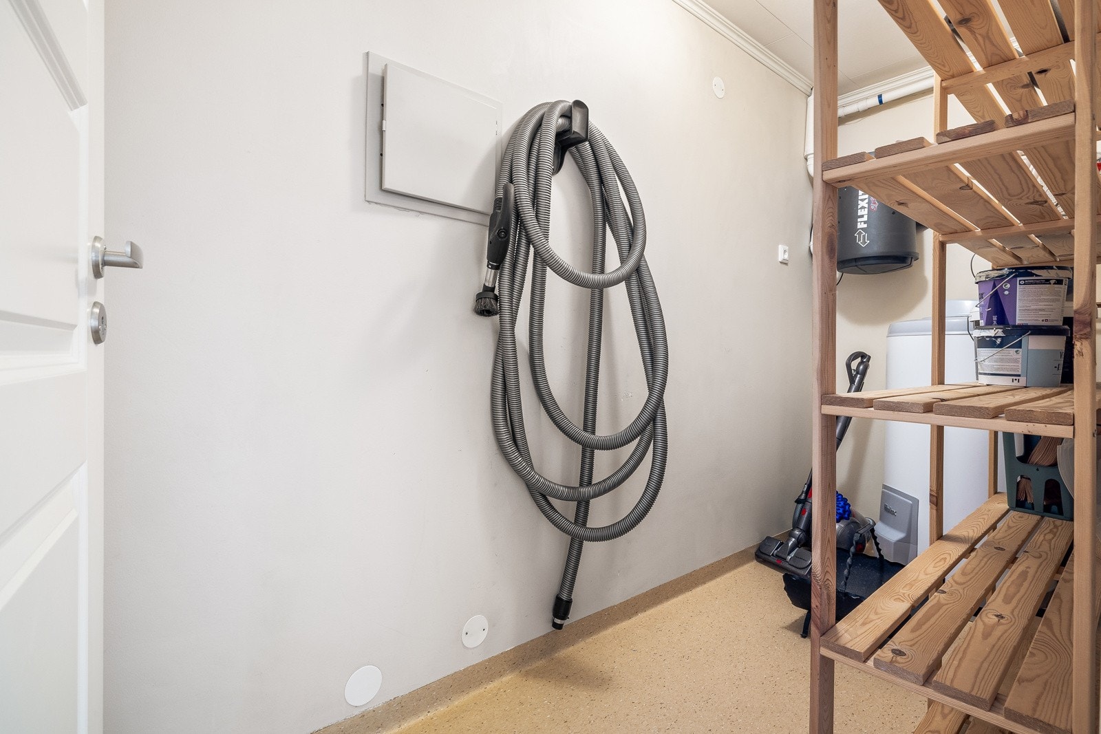 Stor innvendig bod. I tillegg er det utvendig sportsbod på 5 kvm like utenfor inngangspartiet. Galleribilde