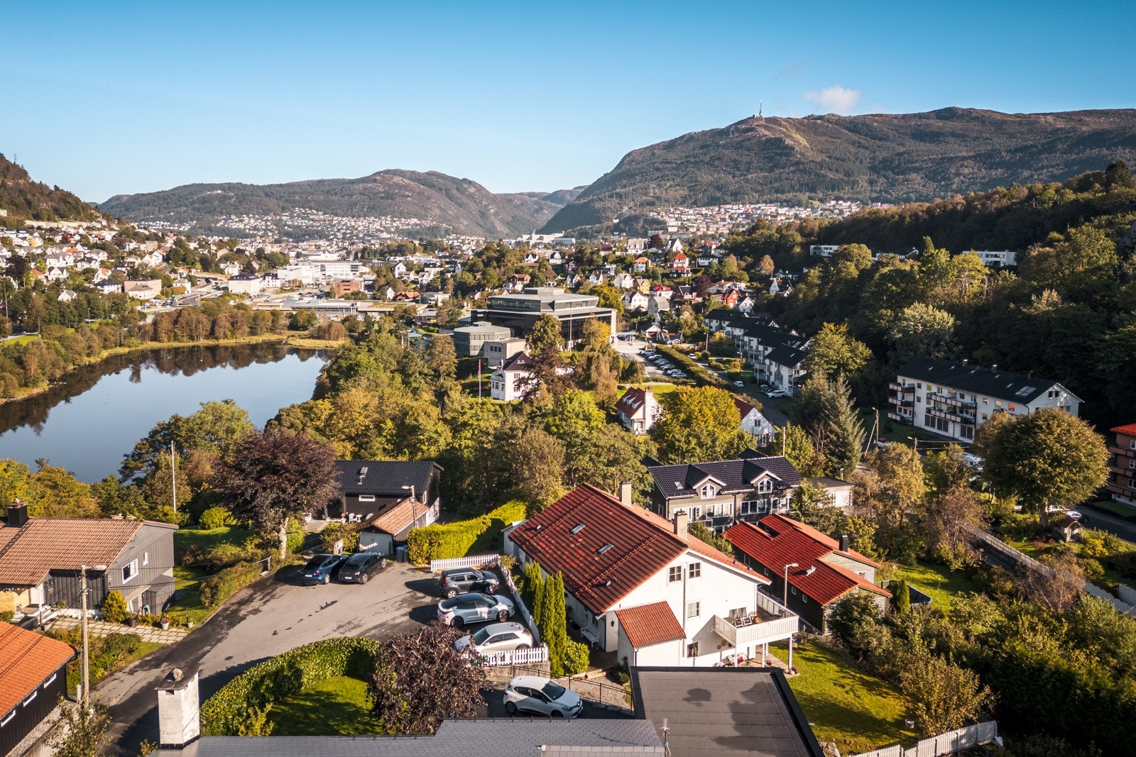 - Det er flotte turområder i umiddelbar nærhet, som feks. Storetveitmarken, tursti rundt Kristianborgvannet og Tveitevannet - Galleribilde