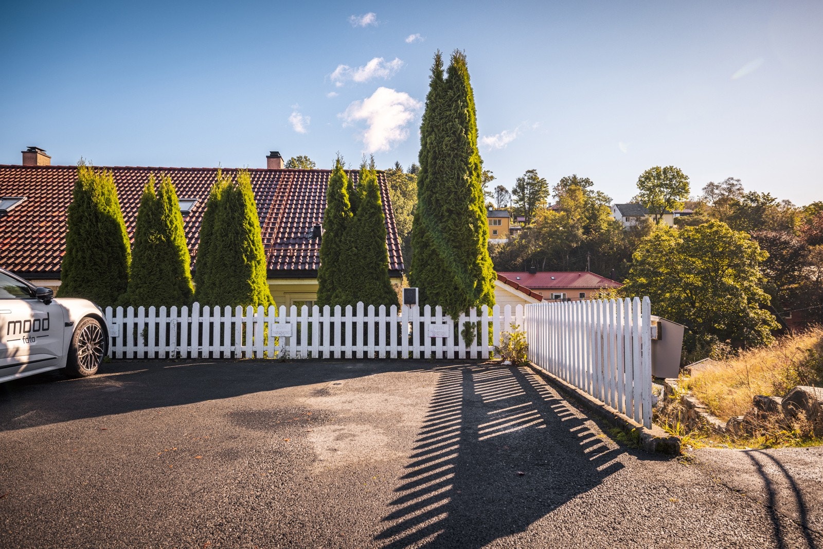 - Sameiet disponerer felles parkeringsplass, hvor hver seksjon har plass til en bil. Selger har etablert elbillader på sin parkeringsplass - Galleribilde