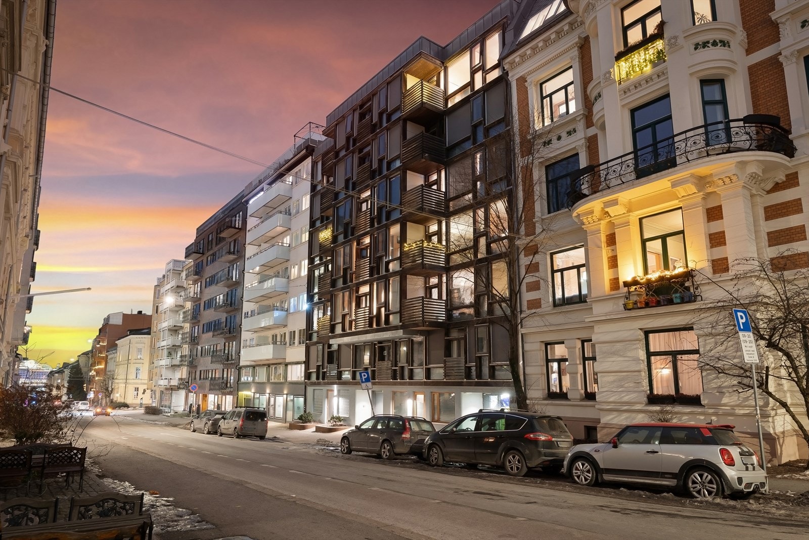 Leiligheten ligger i en moderne bygård fra 2017, tegnet av Jensen Skodvin Arkitekter. En hyggelig enveiskjørt gate med lite gjennomgangstrafikk. Galleribilde