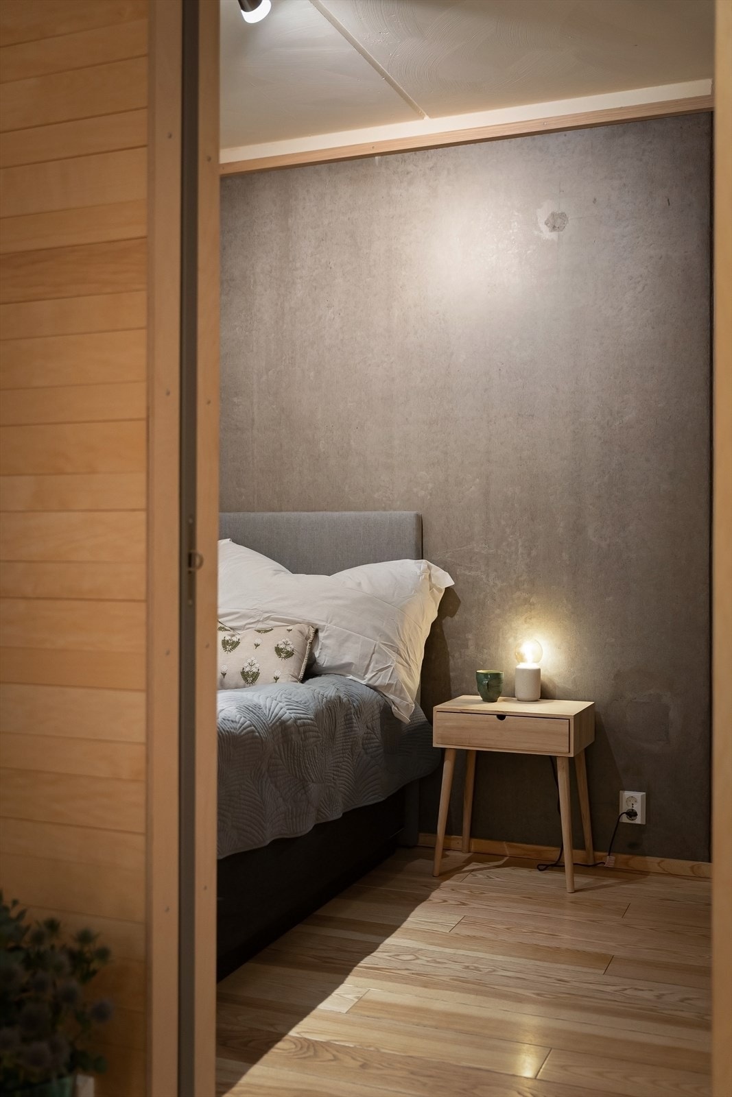 Praktisk skyvedør som skiller stue og soverom. Galleribilde