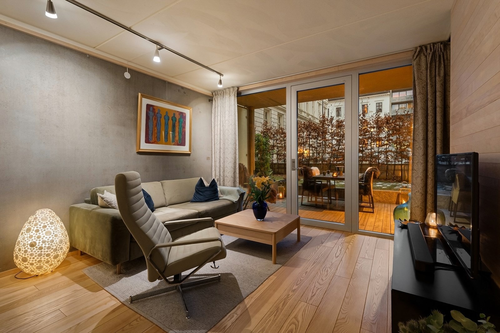 Leiligheten har store vindusflater som slipper inn rikelig med naturlig lys Galleribilde