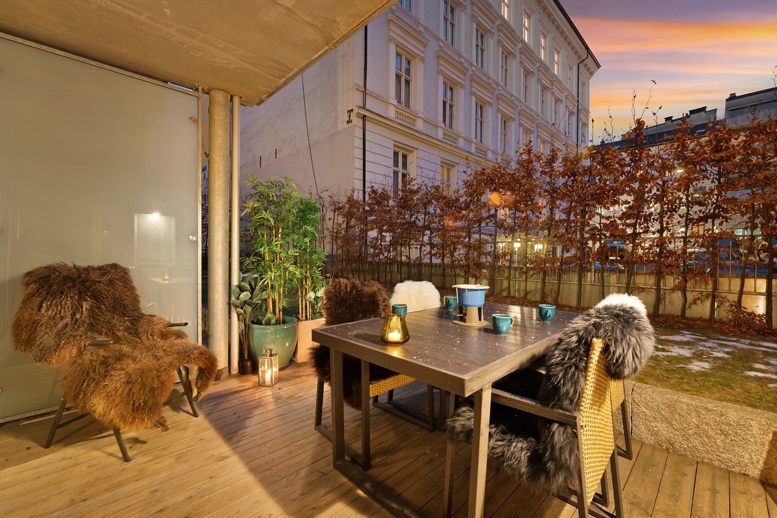 Romslig markterrasse på ca 11 kvm vendt mot sameiets bakgård, hvor bruk er begrenset til kun 2 andre seksjoner. Galleribilde