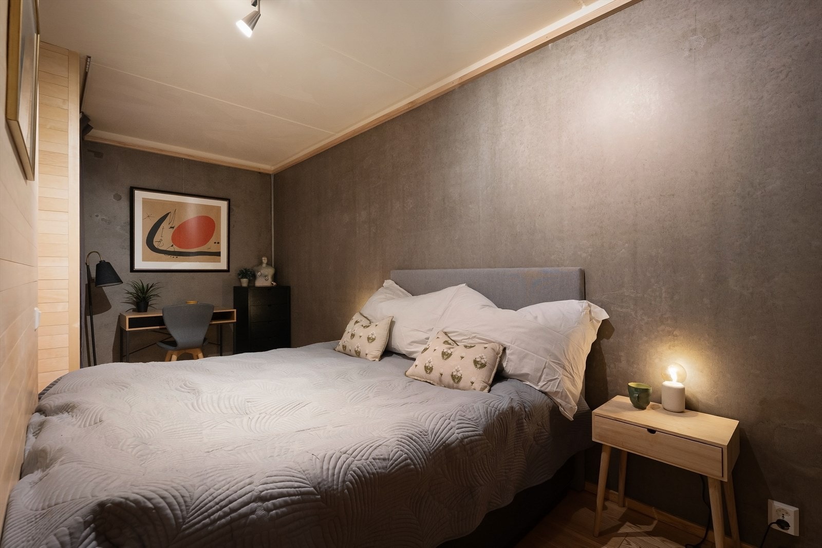 Soverommet er av god størrelse med plass til dobbeltseng, kontorpult og tilhørende soveromsmøblement. Galleribilde