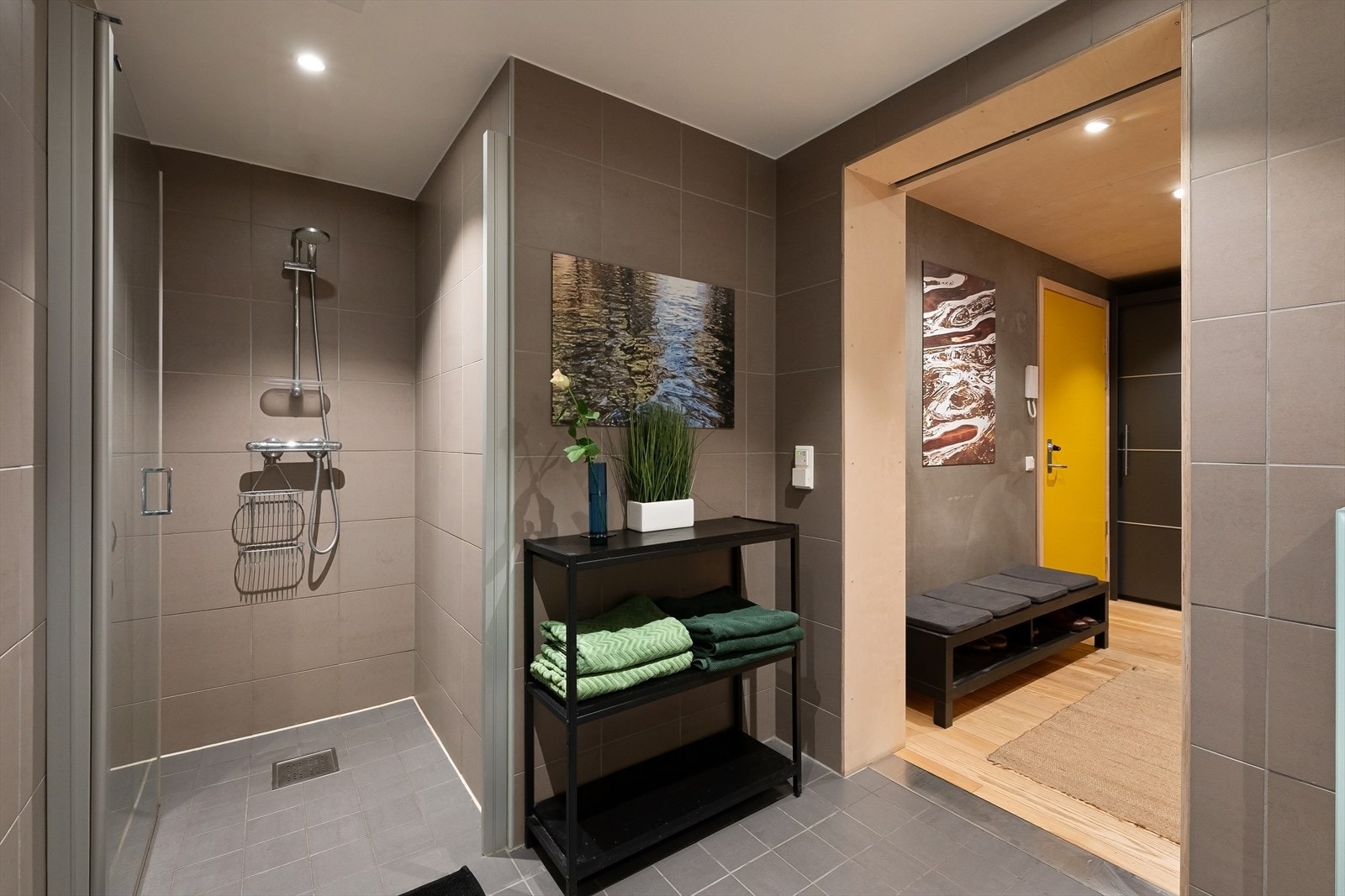 Separat dusjnisje med glassdør. Galleribilde