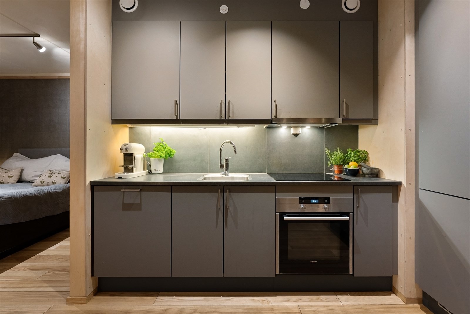 Laminat benkeplate med nedfelt oppvaskkum i stål, samt kvalitetsarmatur fra Grohe. Galleribilde