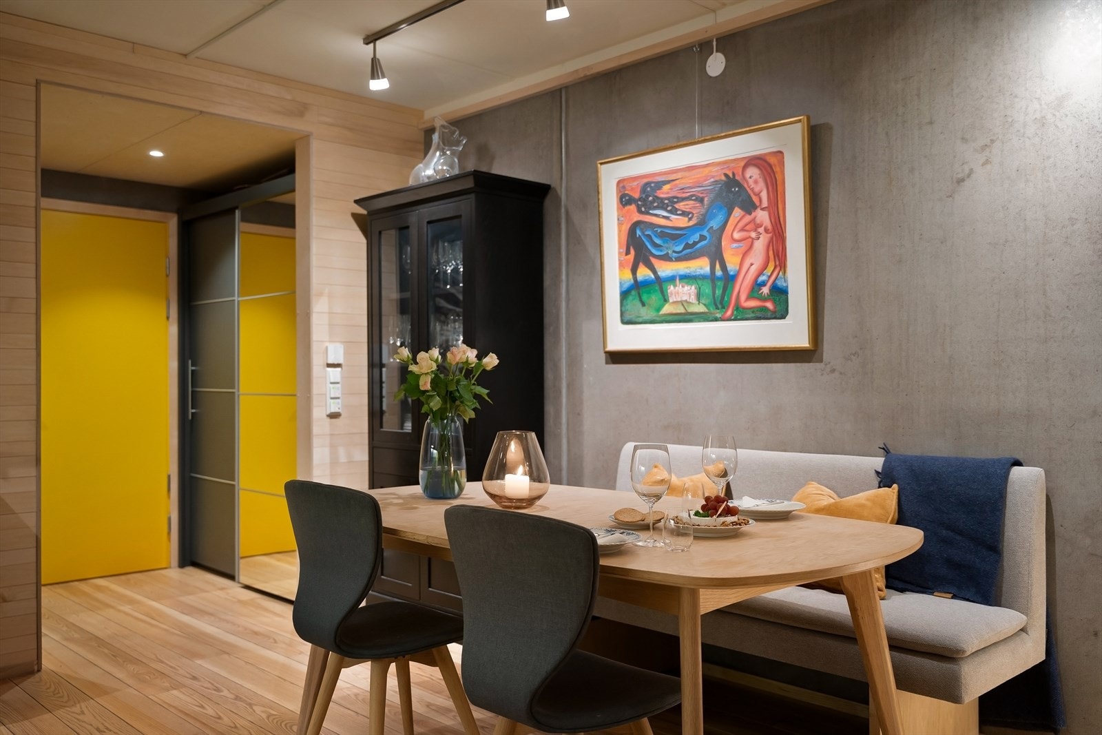 Stuen har god plass til spisebord, perfekt for sosiale sammenkomster. Galleribilde