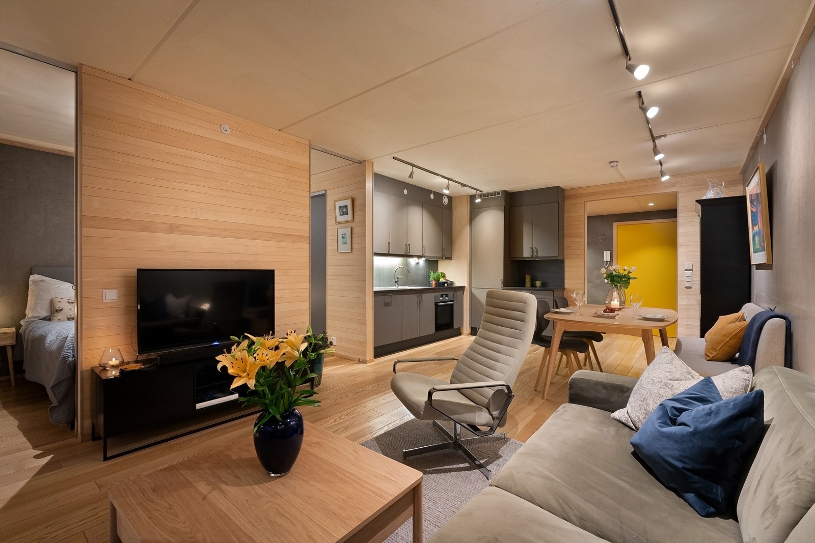 Leilighetens romslige planløsning gir fine muligheter til å skape ulike soner tilpasset behov og livsstil. Galleribilde