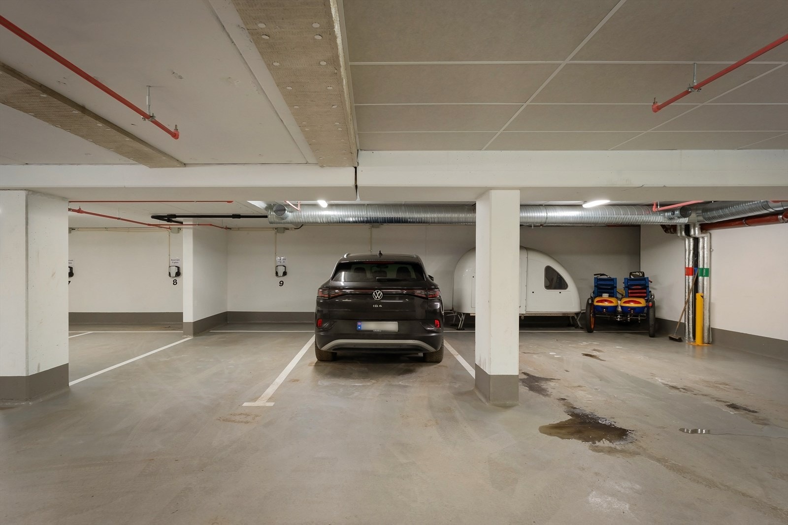 Det er tidvis muligheter for å både kjøpe eller leie p-plass i byggets garasjeanlegg, som består av 11 plasser. Galleribilde