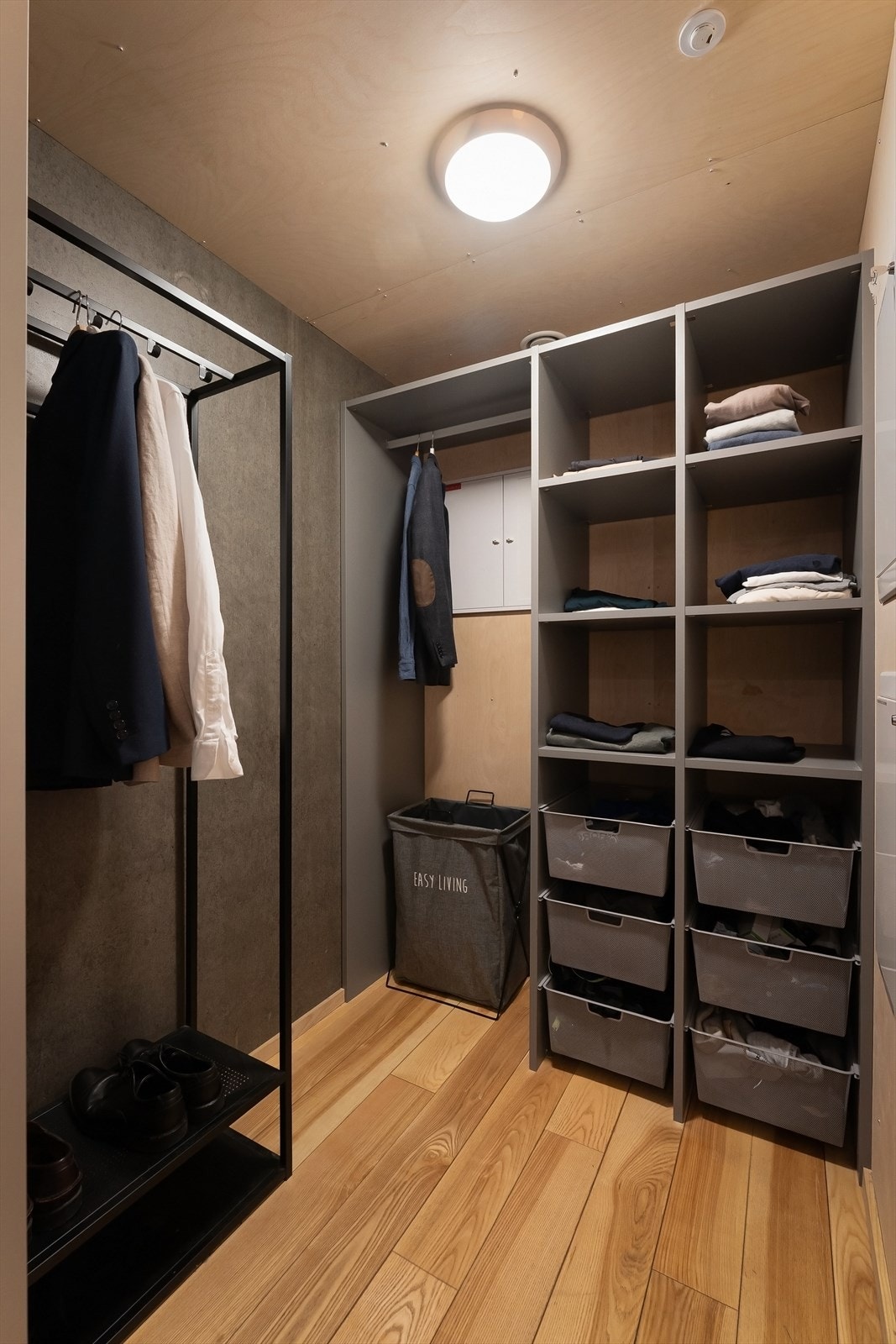 Praktisk omkledningsrom med direkte tilknytning til soverommet. Galleribilde