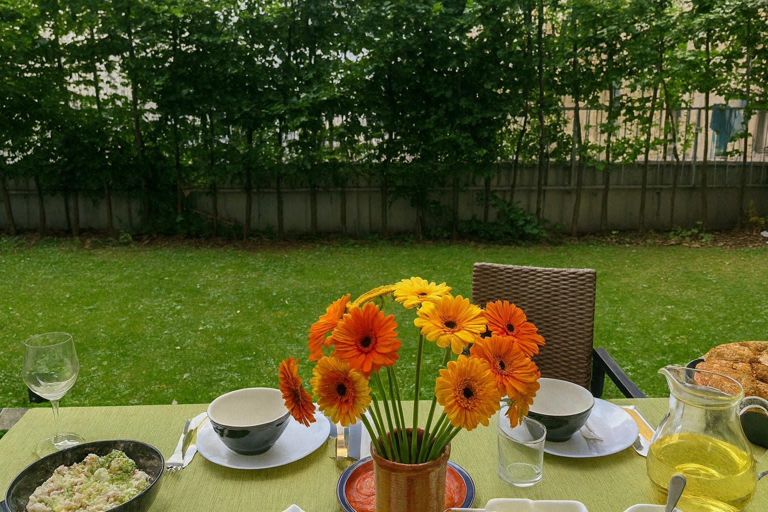 Frodig hage på sameiets garasjetak, deles med kun 2 andre seksjoner (Selger sitt bilde sommerstid). Galleribilde