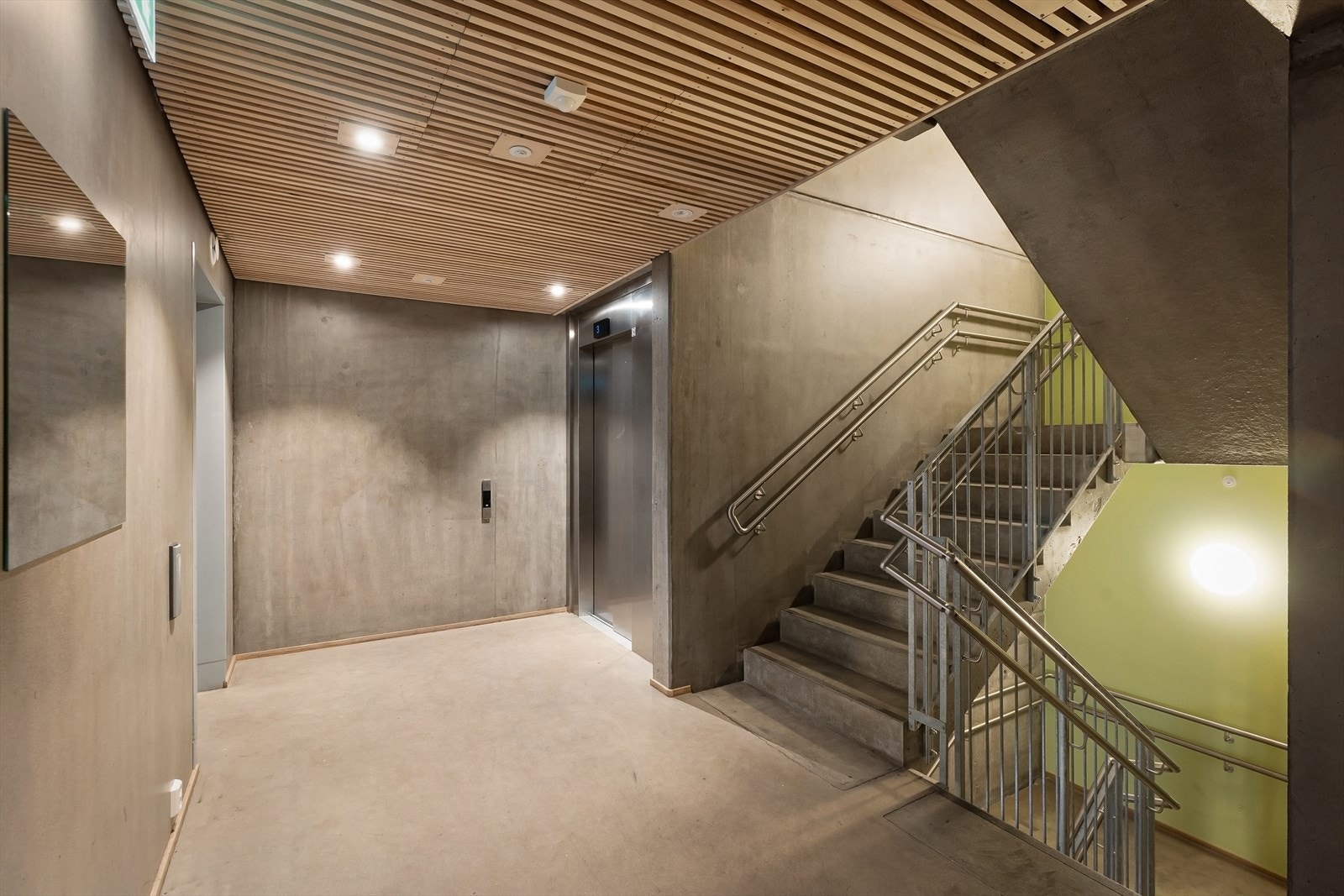 Leiligheten ligger i byggets 2. etasje med heis. Galleribilde