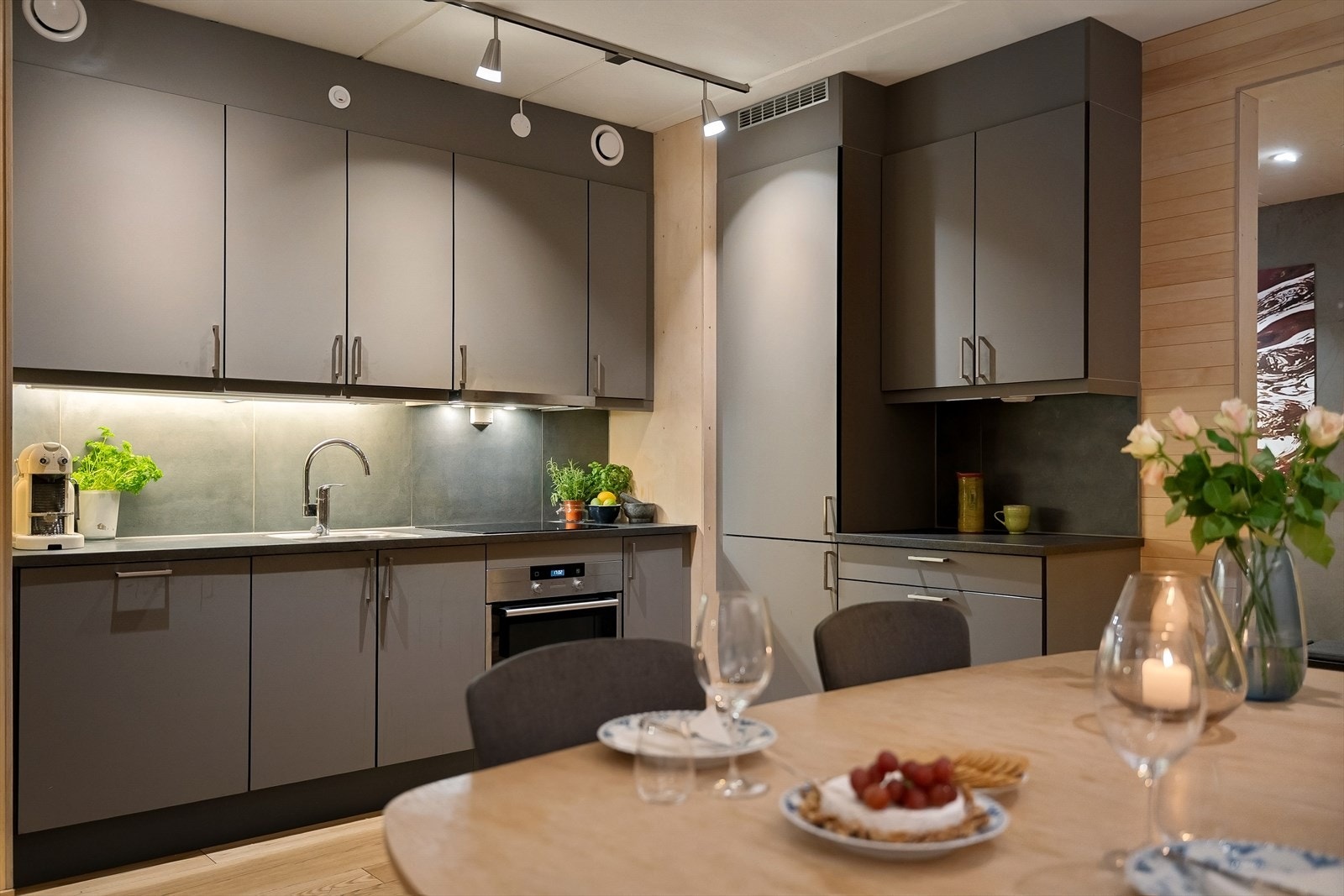 Kjøkkenet er utstyrt med mekanisk avtrekk over stekesonen, samt fullintegrerte hvitevarer bestående av oppvaskmaskin, kjøl/fryseskap, stekeovn og induksjonstopp. Galleribilde