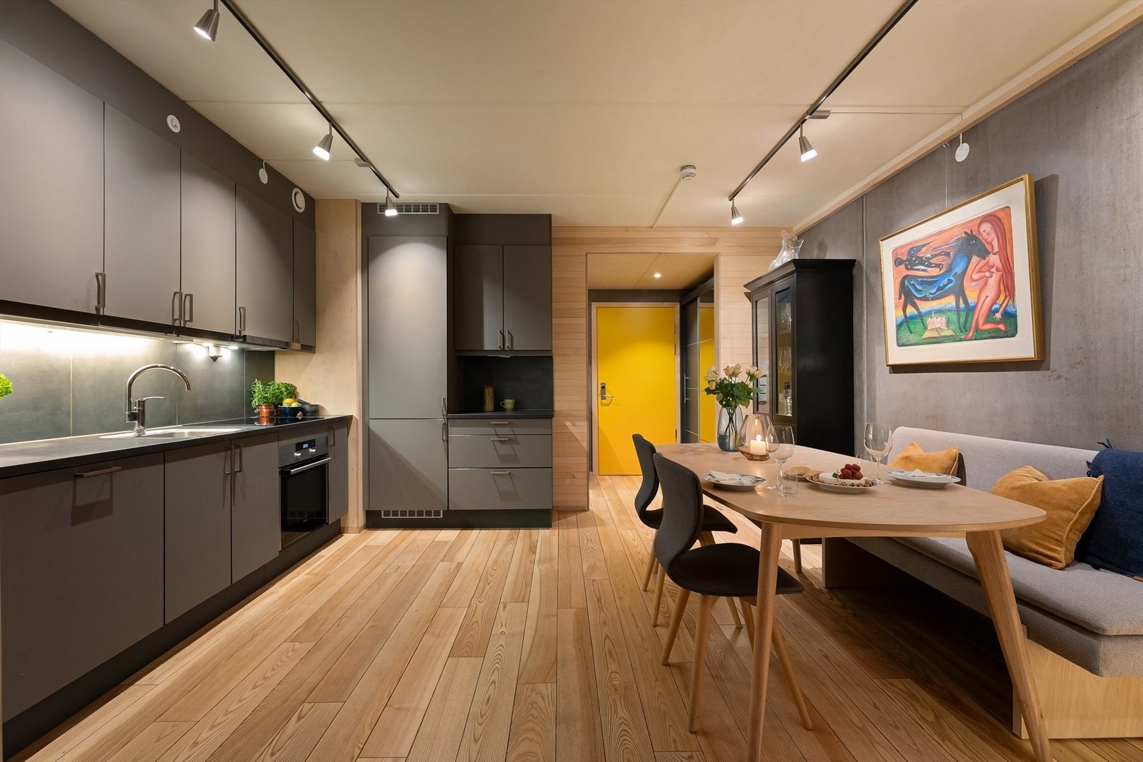 Leiligheten har gjennomgående, lekker 1-stavs askeparkett, samt gulvvarme i alle rom. Galleribilde