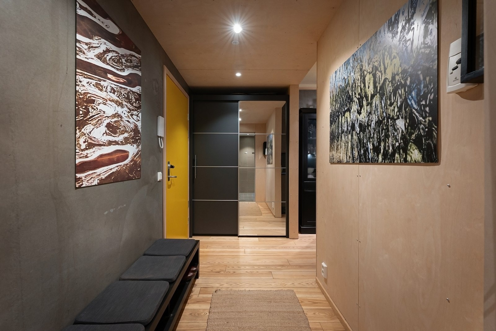 Romslig entré med praktisk skyvedørsgarderobe for oppbevaring Galleribilde