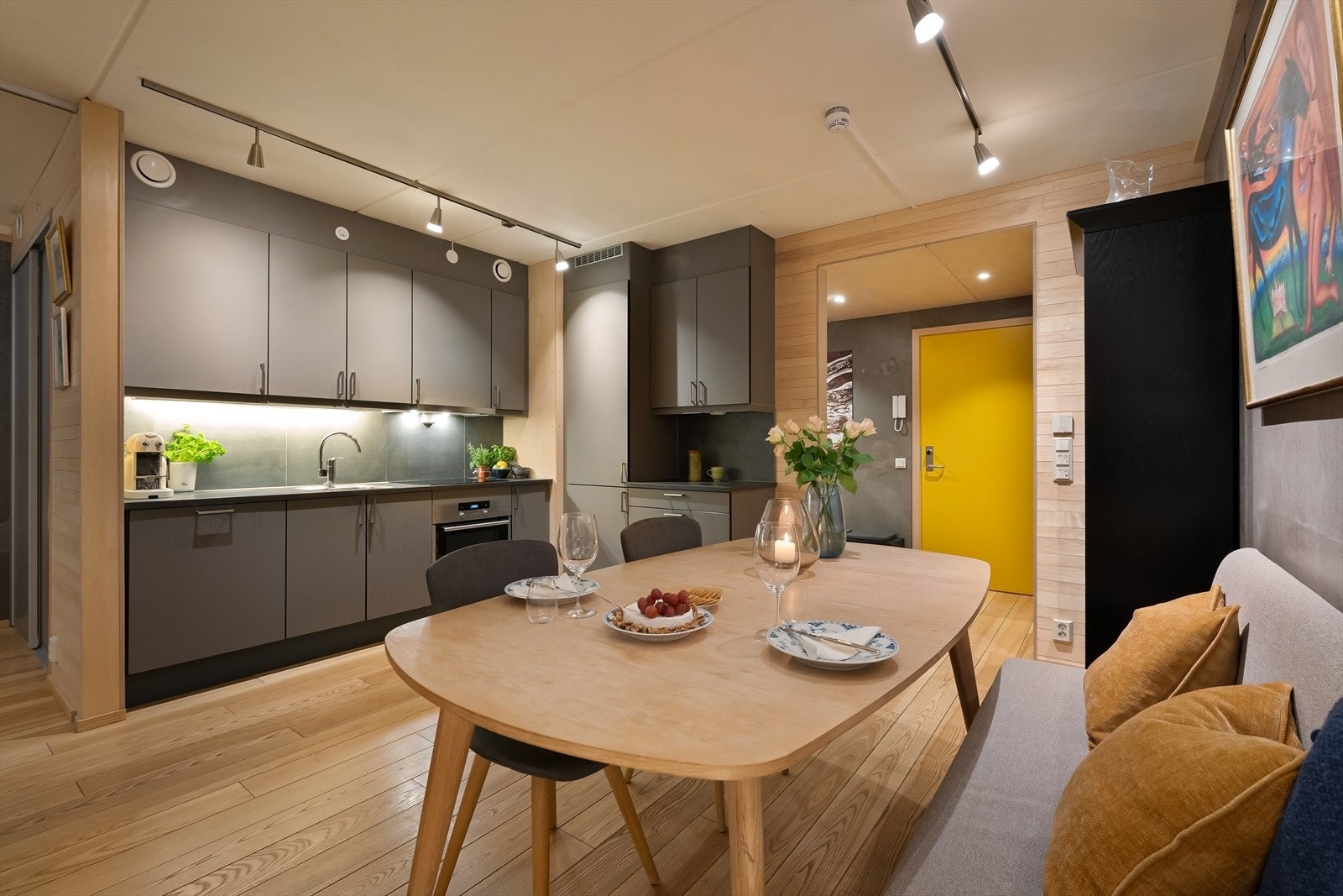 Stilrent kjøkken med slette, grå fronter. Galleribilde