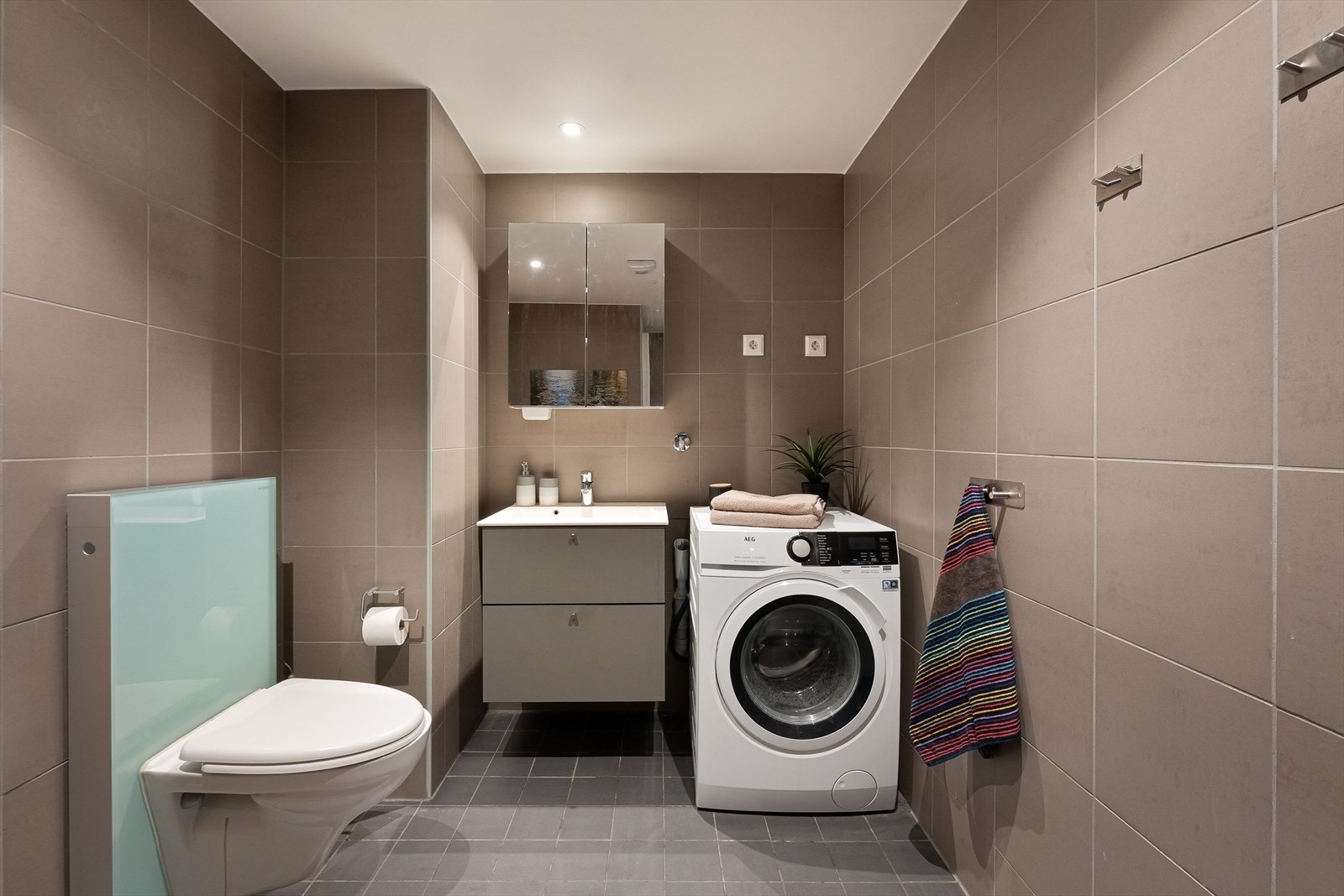 Det er opplegg for vaskemaskin og plass til tørketrommel. Galleribilde