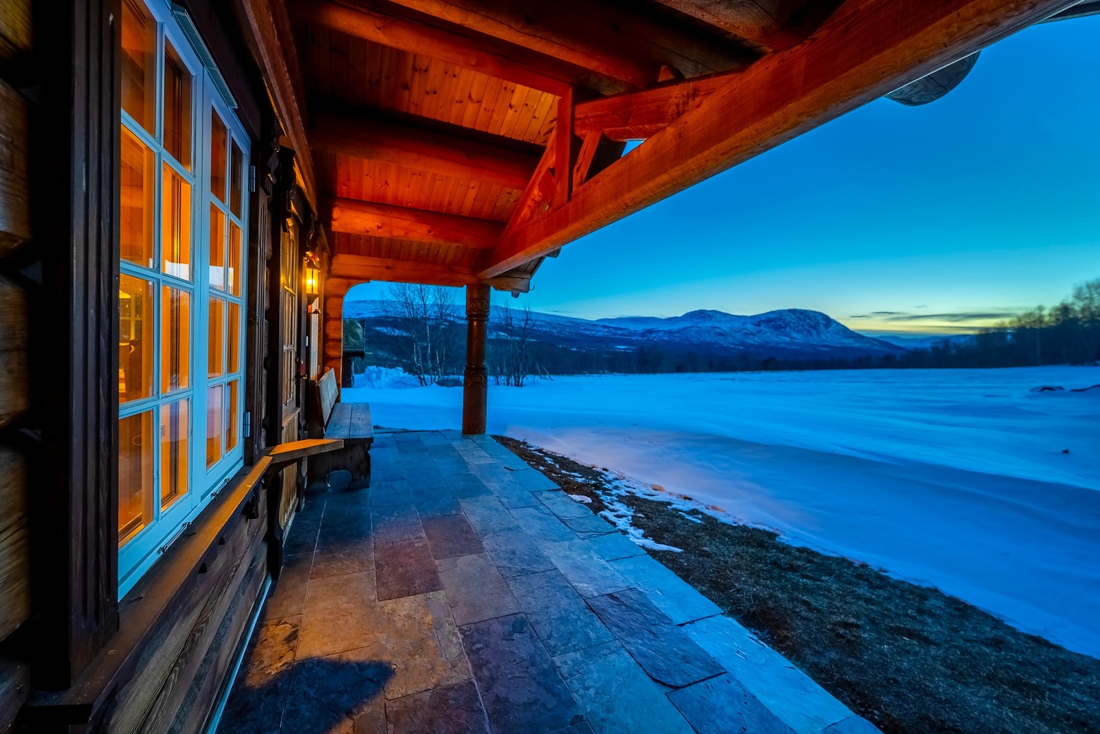 Flott utsikt fra selve hytta og skiferlagt uteplass. Galleribilde