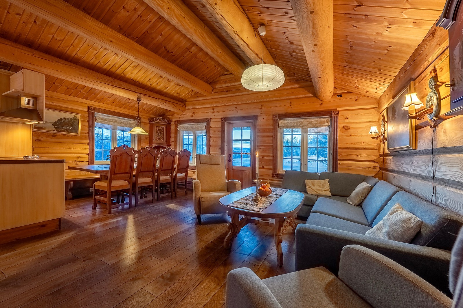 All innredning til kjøkken, garderobeskap og baderomsmøbler er laget av de samme treskjærerne for å gi hytta et gjennomført uttrykk med solid kvalitet. Galleribilde