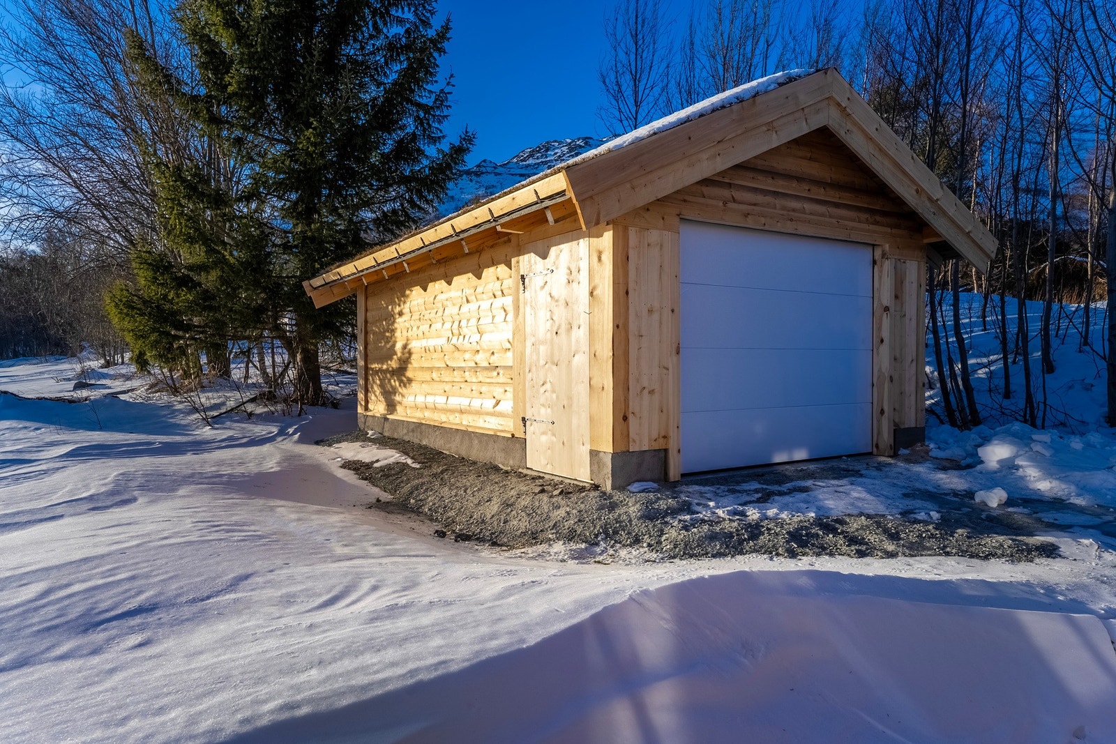 Flott nyoppført garasje. Galleribilde