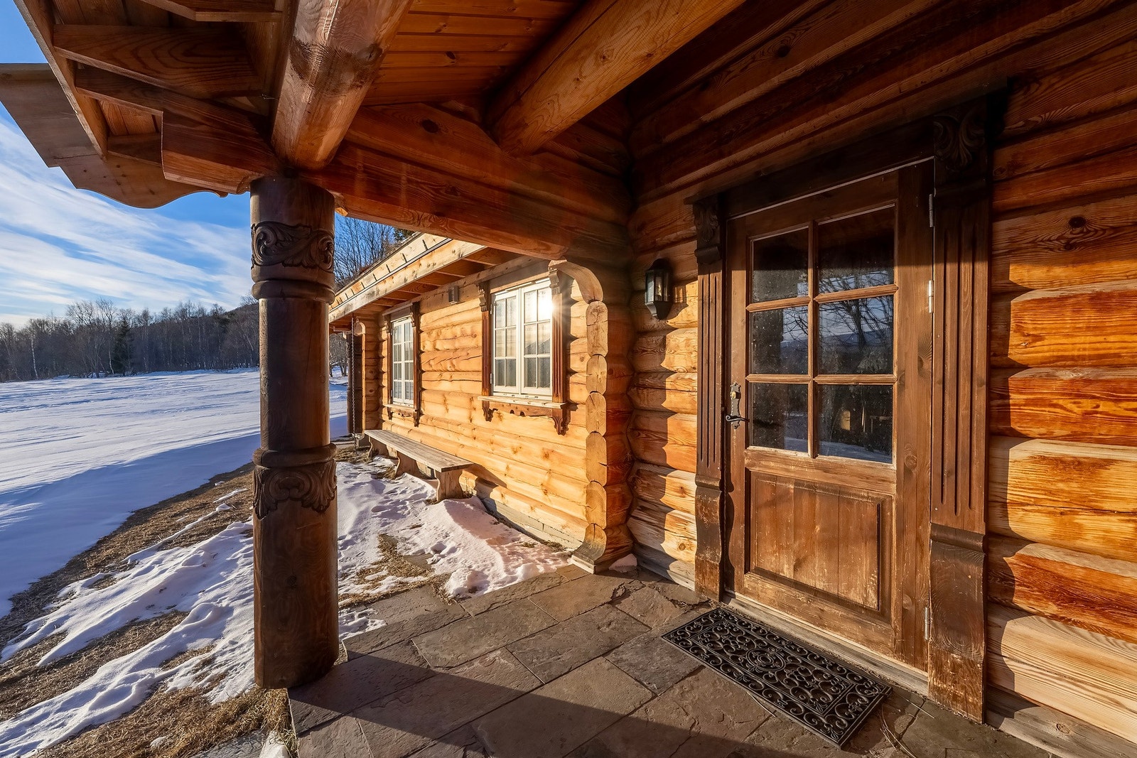 Fra hytteveggen tar du på deg langrennsskiene og kan gå milevis i oppkjørte, preparerte skiløyper. Vil du i skibakken er det ca. 3 km til alpinbakken i Stølen. Galleribilde