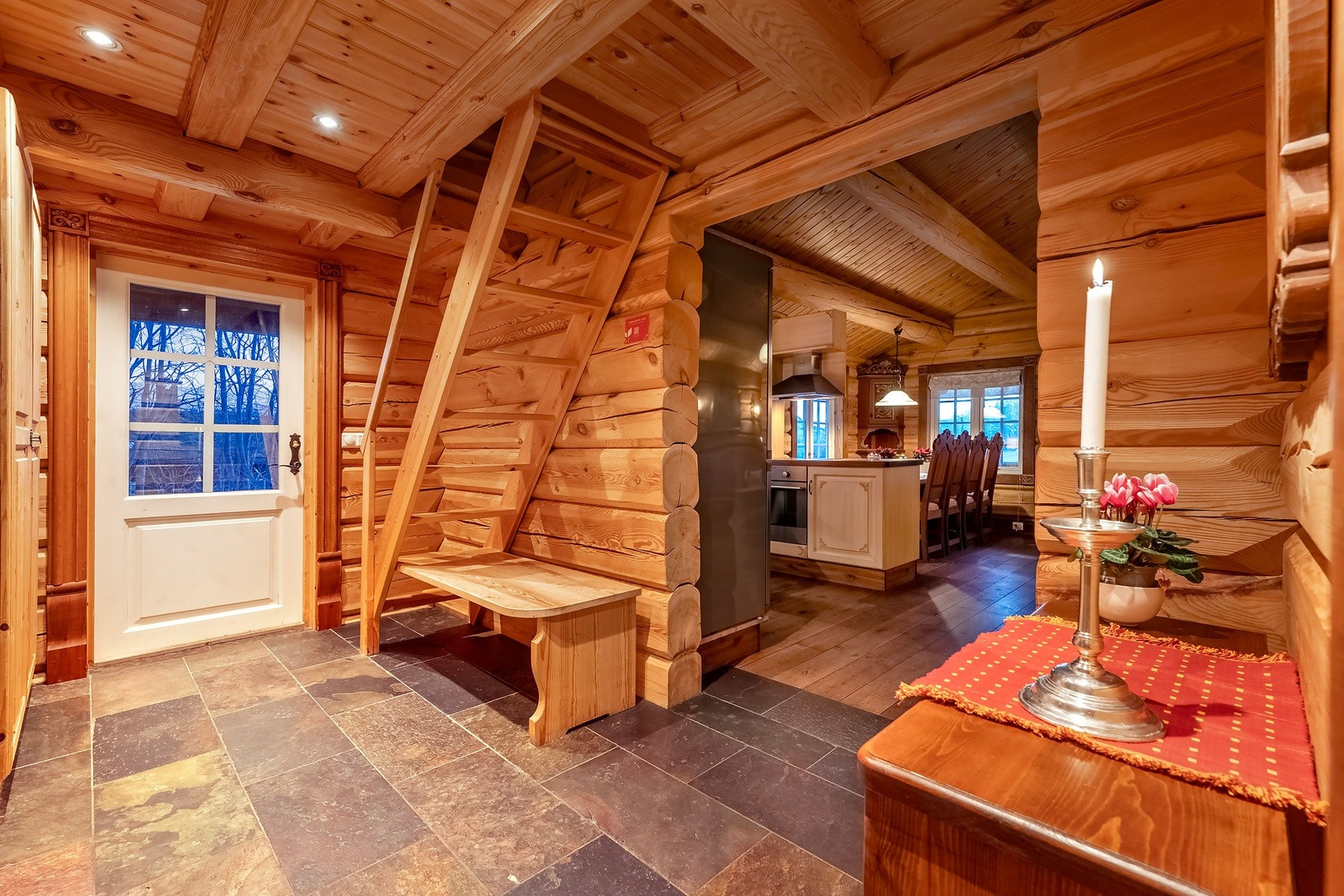 Trapp opp til hems. Galleribilde