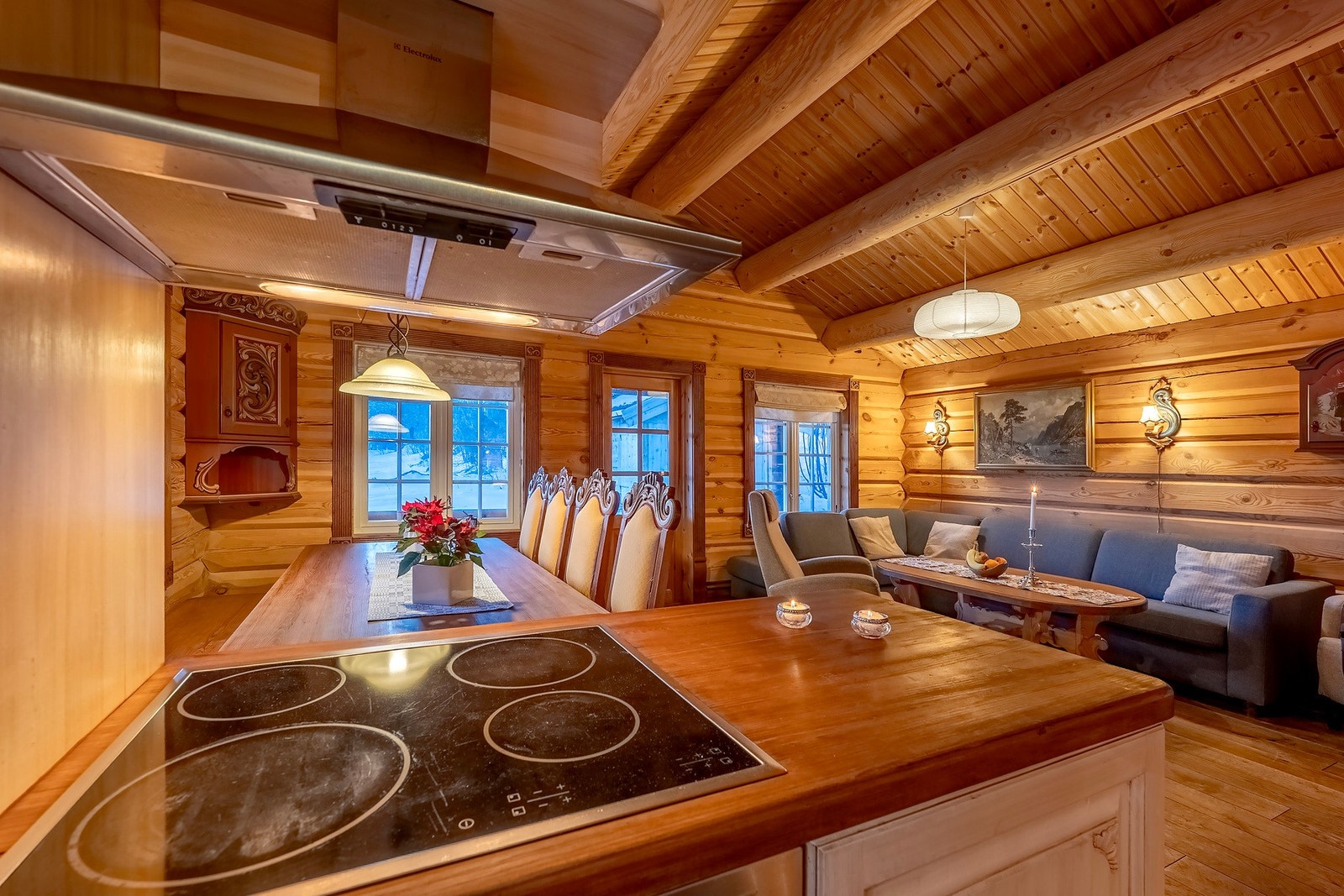 Integrerte hvitevarer, herunder: komfyr med induksjonstopp, oppvaskmaskin og kjøl-/fryseskap Galleribilde