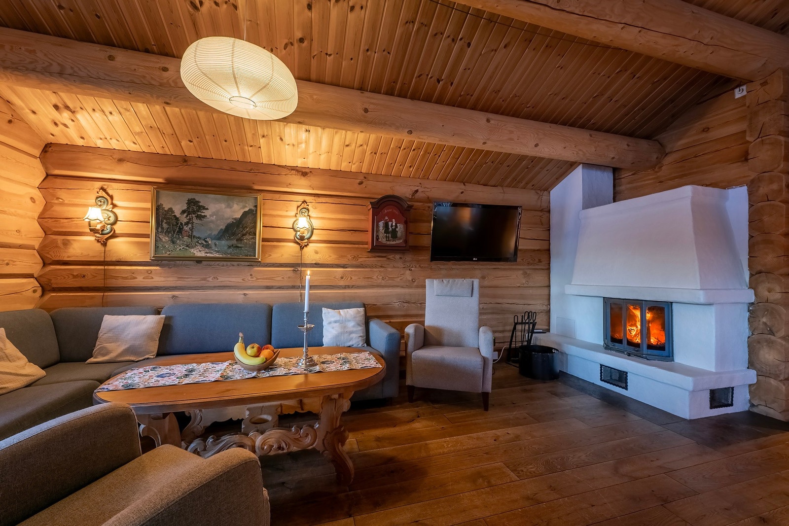 Stue og kjøkken har oljet tregulv i hel eik med skiferbelagt varmesone langs yttervegg. Galleribilde