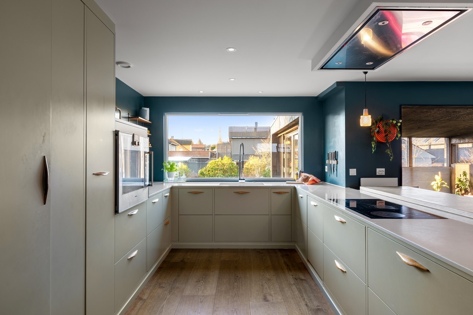 Kjøkken - integrerte hvitevarer. Benkeplate i stein Galleribilde