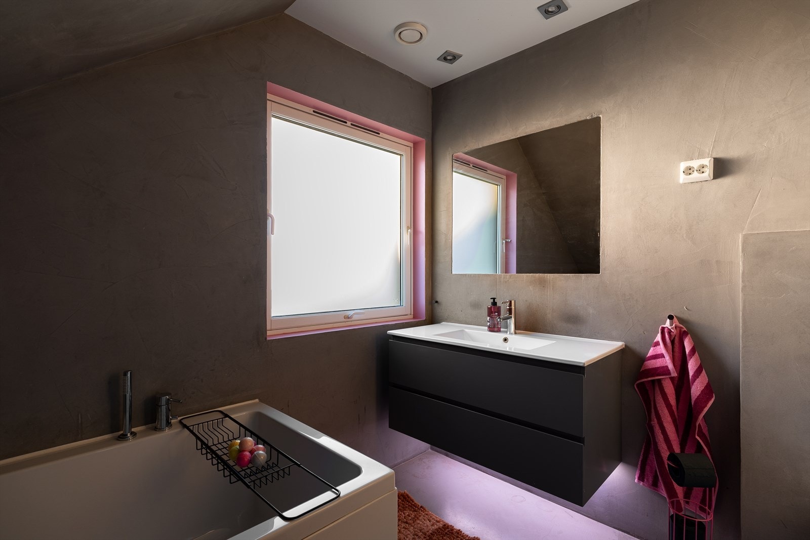 Bad 2 2.etg. - innredet med badekar Galleribilde