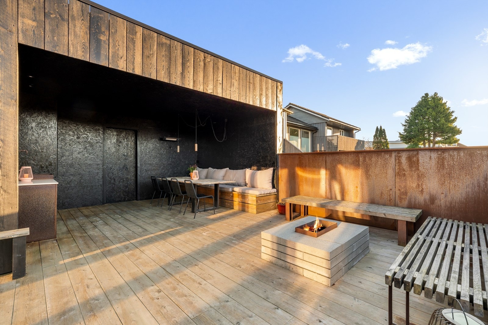 Terrasse - fantastisk utemiljø. Egen avdelingen med bålplass Galleribilde