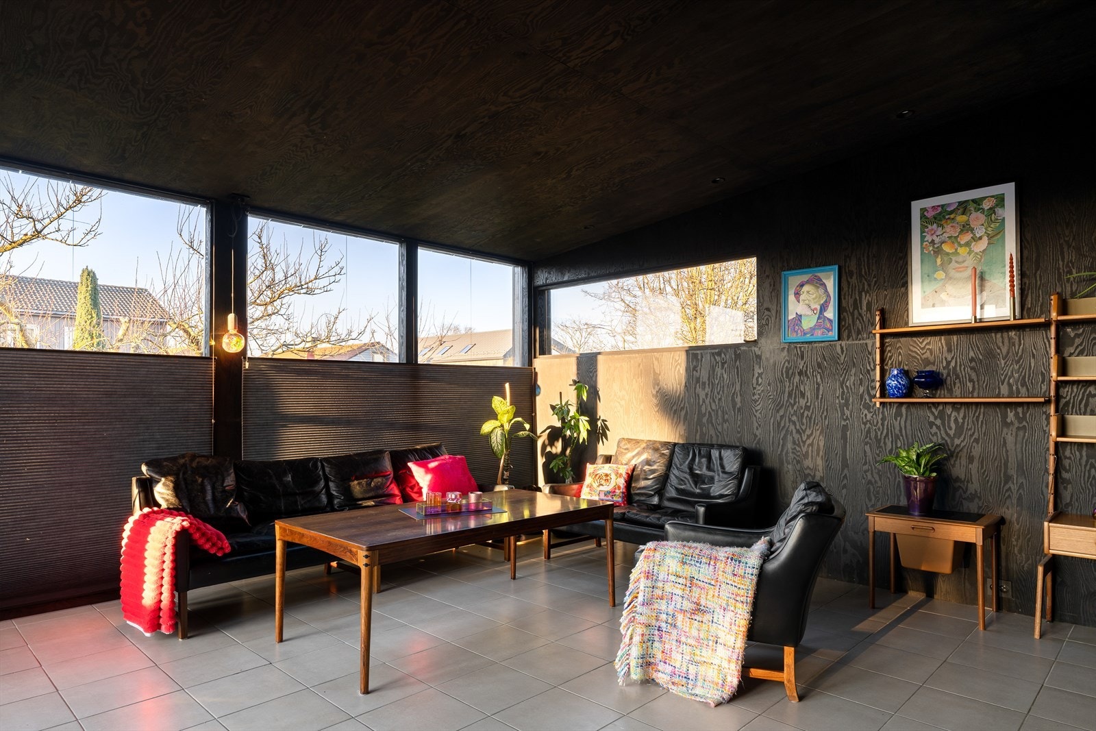 Stue - stort sett samtlige vinduer i huset er av nyere dato Galleribilde