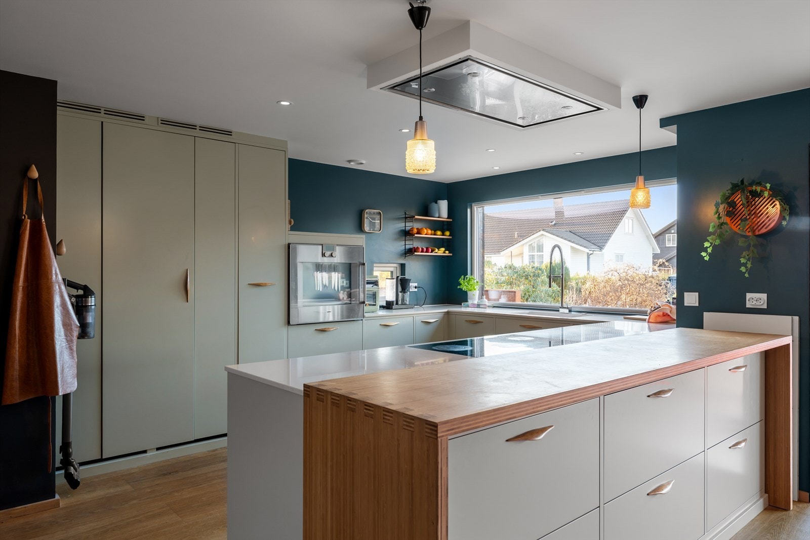 Kjøkken - praktisk innredet med god benk- og lagringsplass Galleribilde