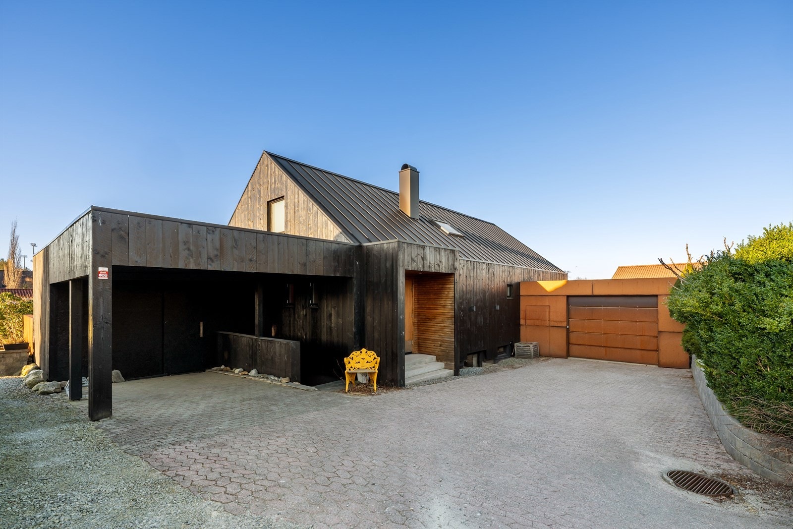 Fasade - eiendommen har både carport og garasje Galleribilde