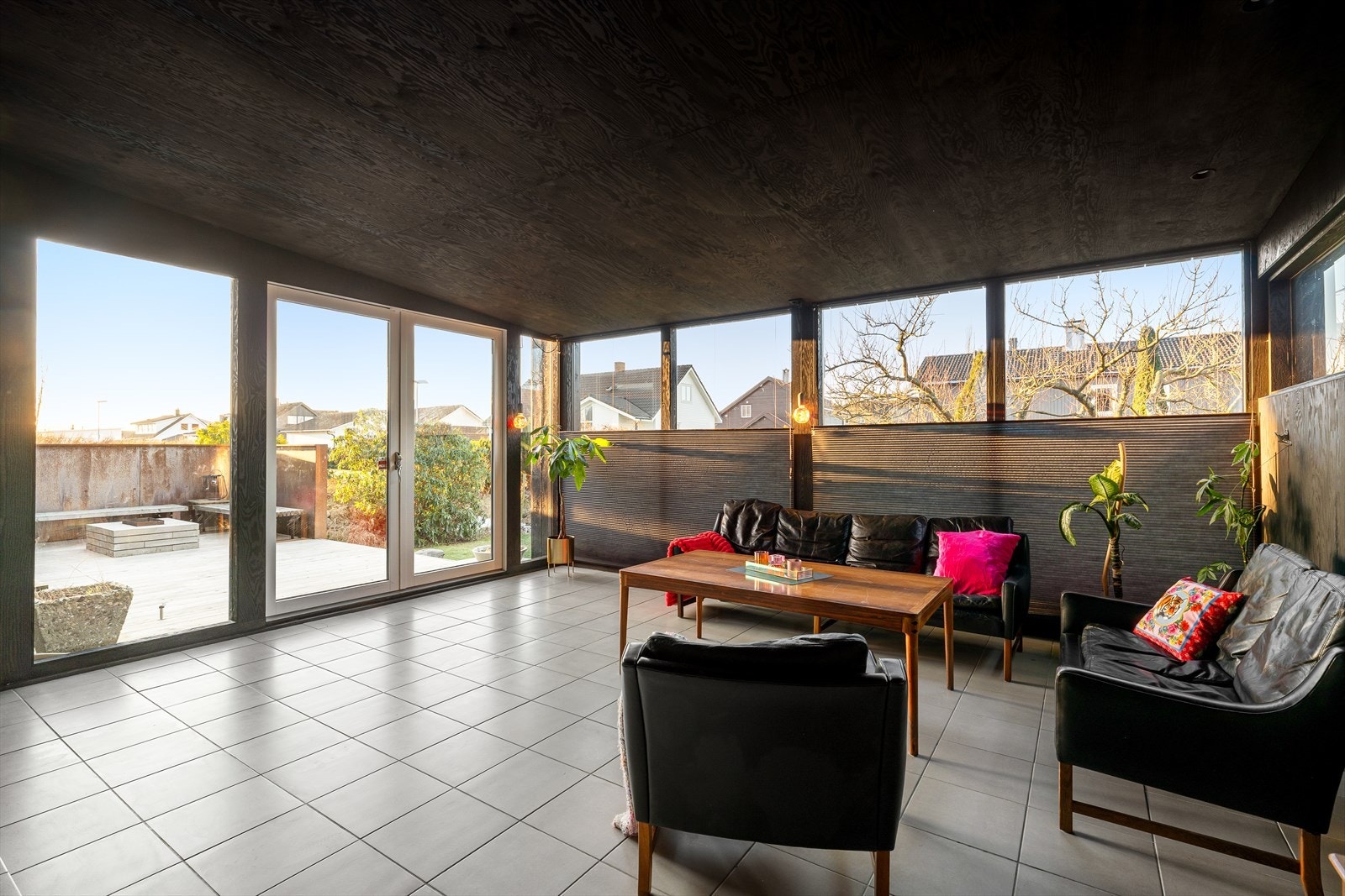 Stue - utgang til solrik terrasse og hage Galleribilde