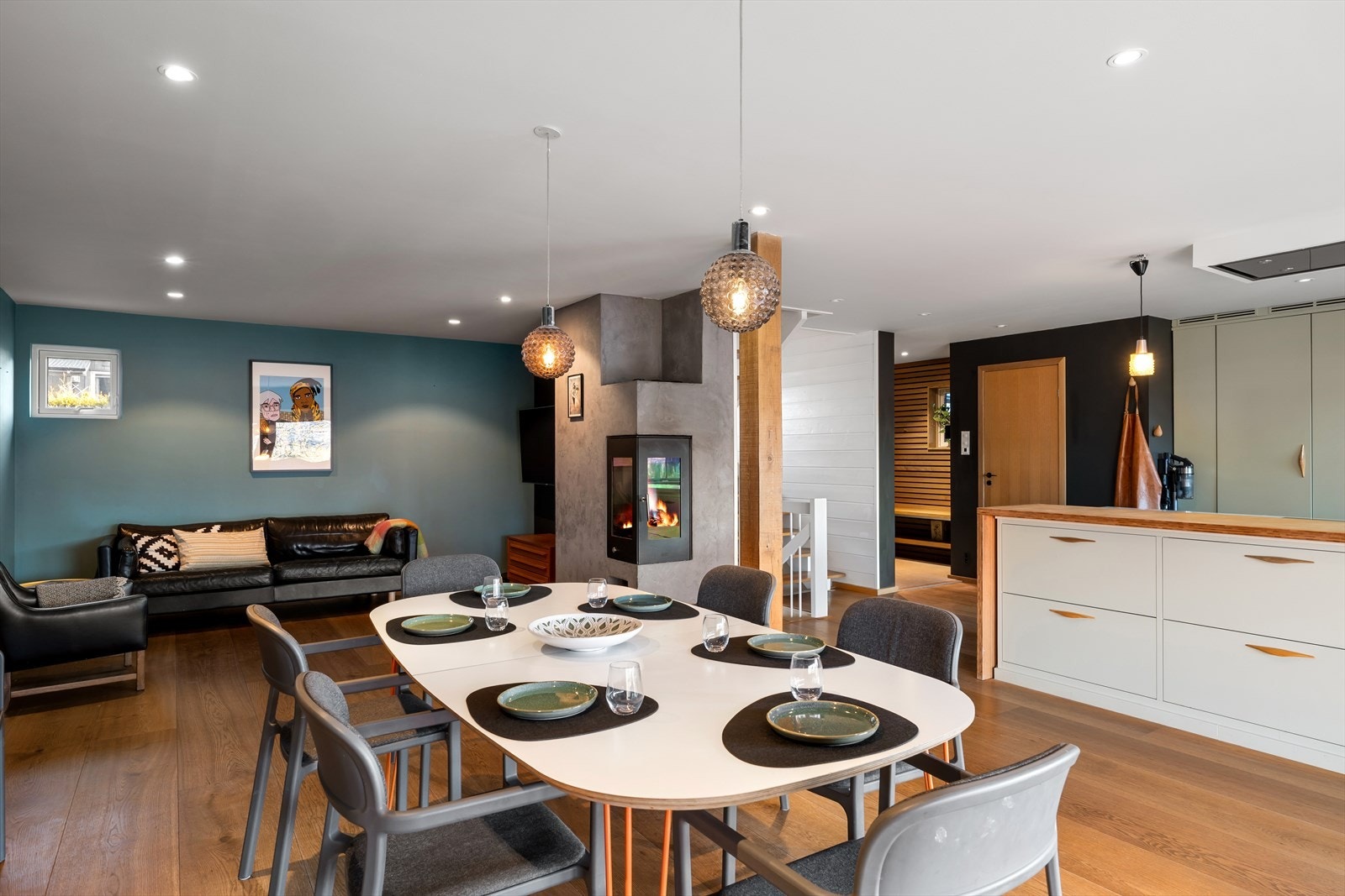 Kjøkken/allrom - plass til stort spisebord Galleribilde