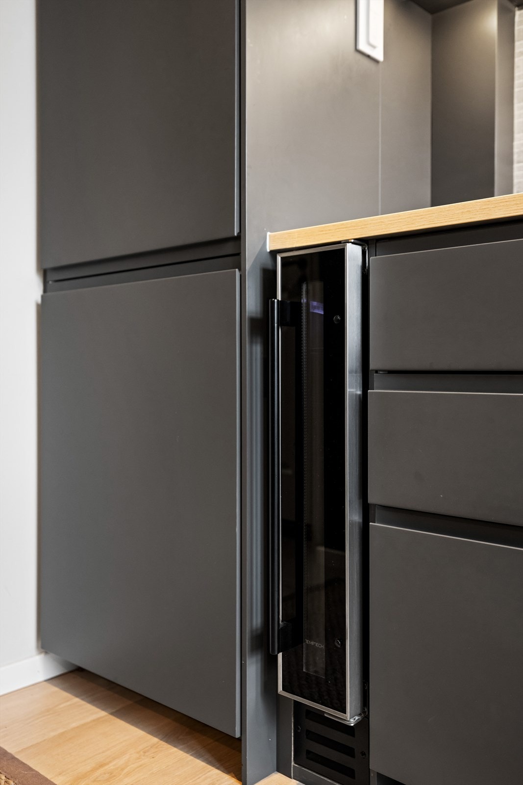 Kjøkkenet har opplegg for platetopp, oppvaskmaskin, vinskap, stekeovn samt kombi kjøl/frys. Galleribilde