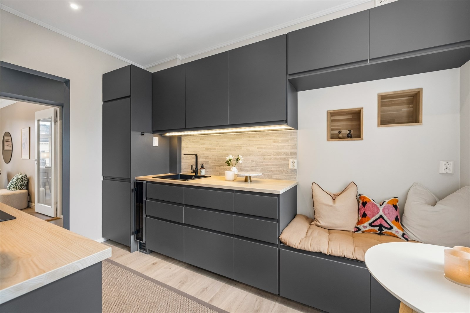 Kjøkkenet har rikelig med over- og underskap som gir gode oppbevaringsmuligheter. Galleribilde