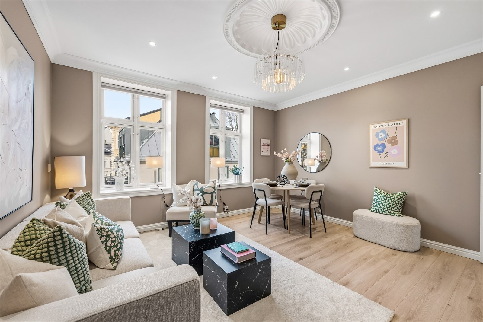 Stuen har gulvarme og glatte, malte veggflater i harmoniske fargetoner. Galleribilde