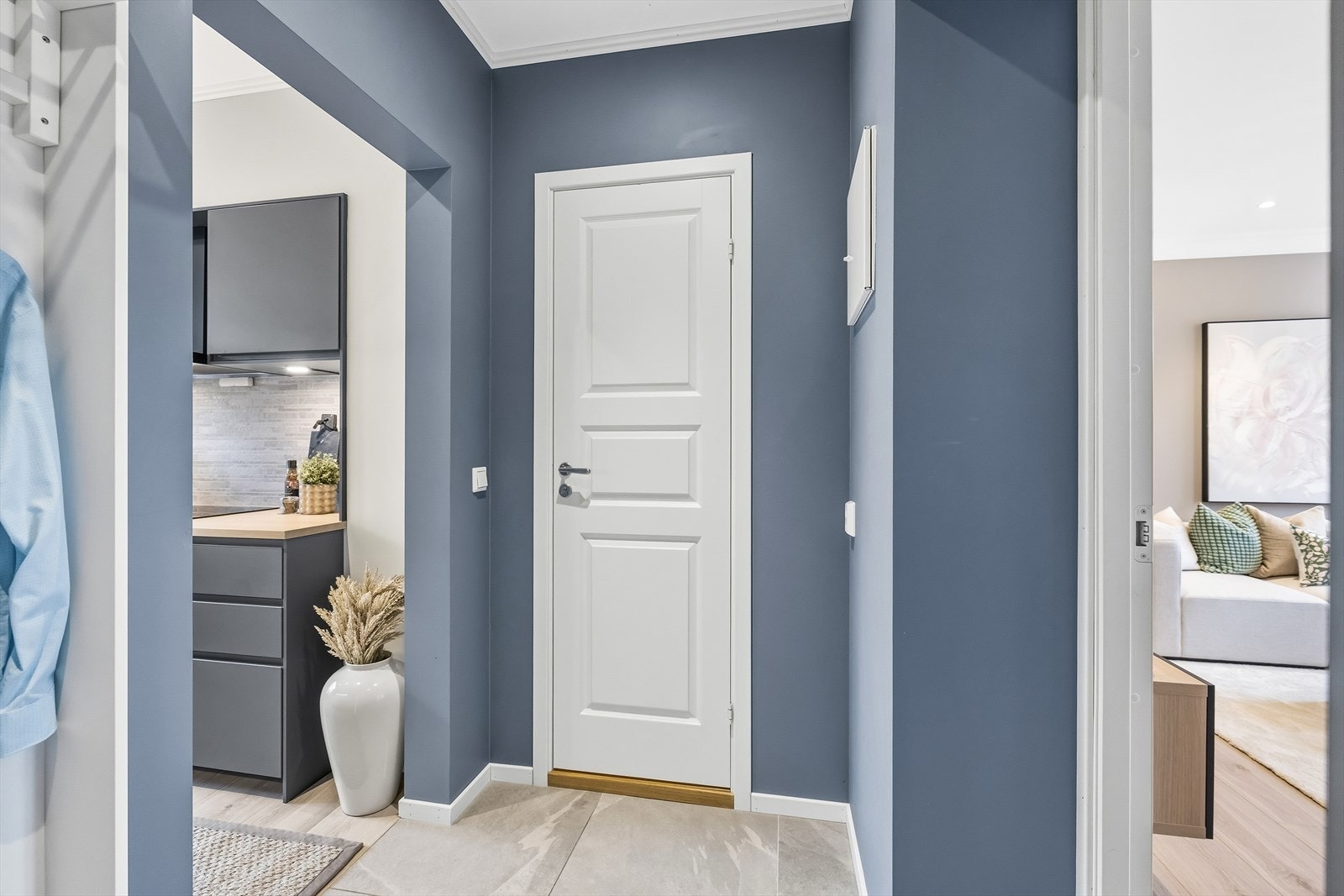 Fra entréen er det adkomst til kjøkken og stue på hver sin side. Galleribilde