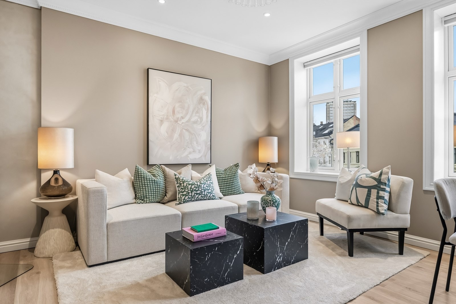 Stuen har lyse gulvflater som bidrar til et åpent og luftig uttrykk i rommet. Galleribilde