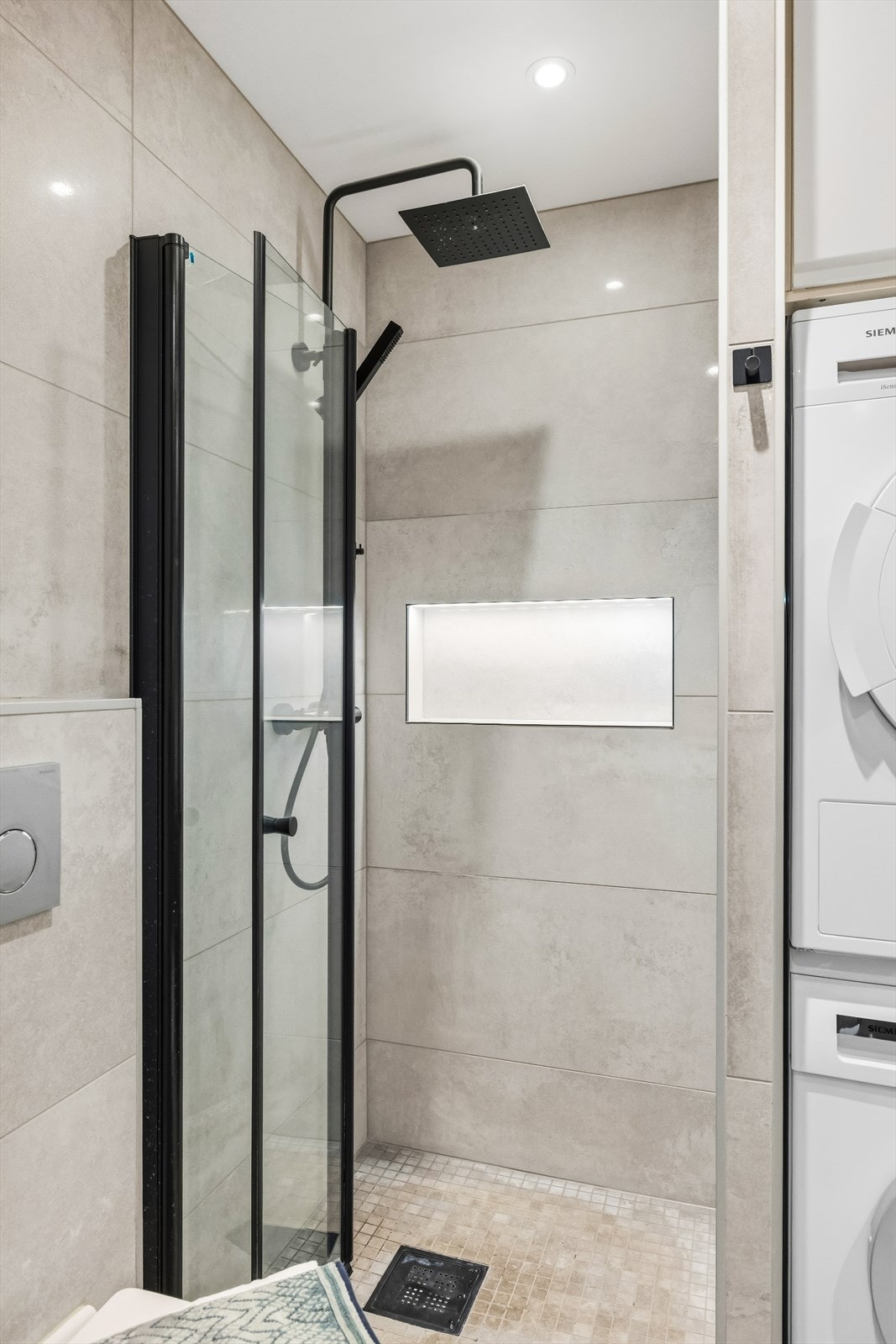 Her finner du dusjhjørne med foldedører, sluk i dusjsone og innbydende regnfallsdusj. Galleribilde