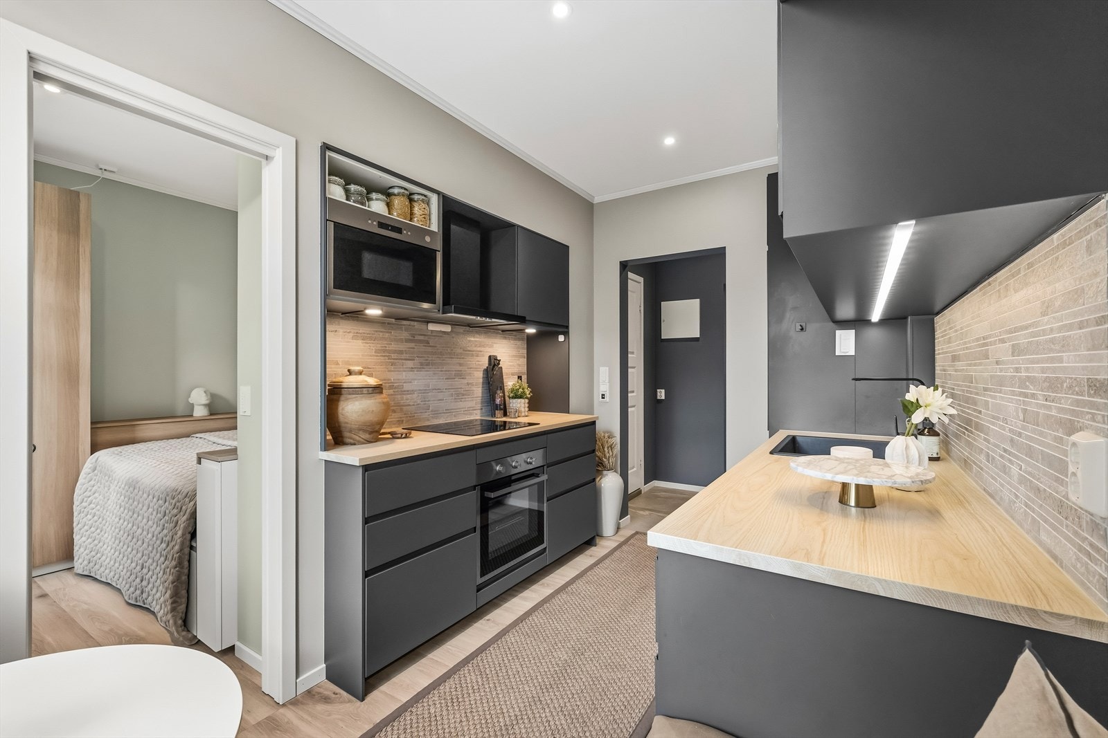 Belysning via lyslist (LED) under overskap gir gode lysforhold ved matlaging. Galleribilde