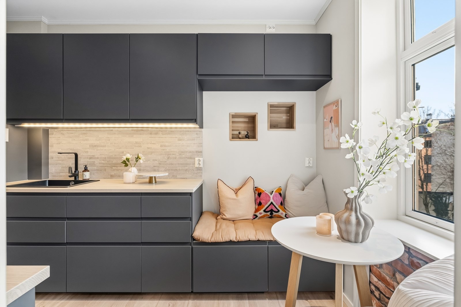 Den integrerte sittebenken danner en naturlig og sosial sone på kjøkkenet. Galleribilde